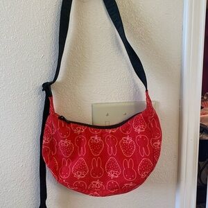 BAGGU SMALL MIFFY CRESCENT BAG.